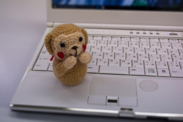 パソコンに子供向けの人形が乗っているアイキャッチ