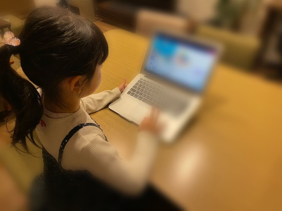 プログラミング学習中の娘