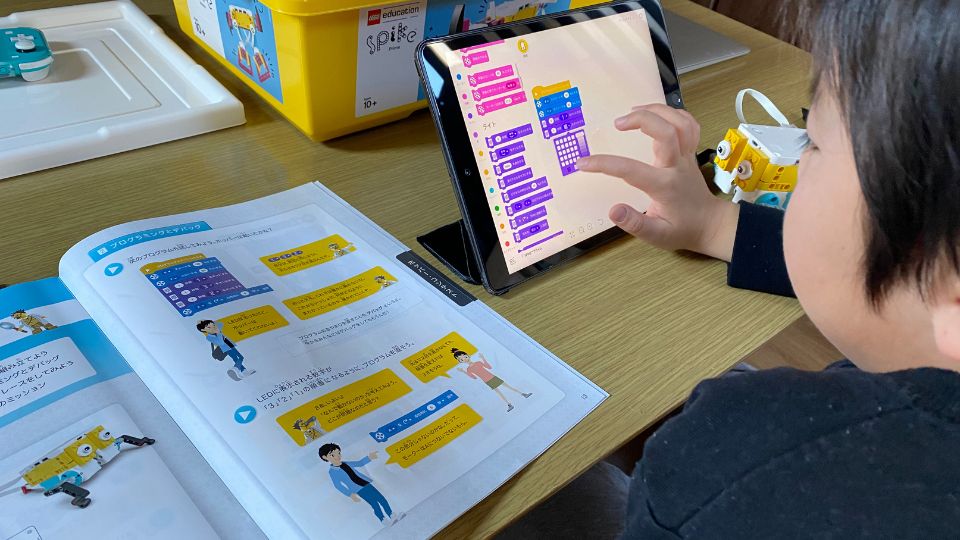 Z会プログラミング講座LEGO標準編で組み立てする様子2